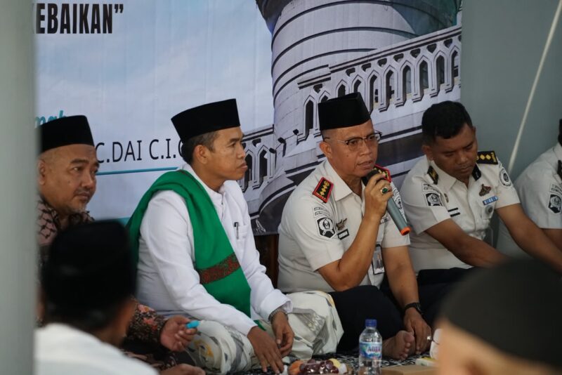 Kepala Lapas Narkotika Kelas IIA Pamekasan, Kusnan (pegang mik) memberikan sambutan saat perayaan Maulid Nabi Muhammad SAW. (ISTIMEWA)