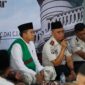 Kepala Lapas Narkotika Kelas IIA Pamekasan, Kusnan (pegang mik) memberikan sambutan saat perayaan Maulid Nabi Muhammad SAW. (ISTIMEWA)