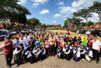 Siswa baru SRMP 29 Pamekasan berfoto bersama Kepala Dinsos Pamekasan Herman Hidayat Santoso dan Kepala SRMP 29 Pamekasan Aisyah Minarni Mukti sebelum berangkat ke SR Terintegrasi 1 Sampang (ISTIMEWA).  