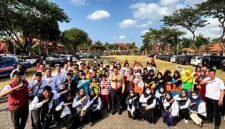 Siswa baru SRMP 29 Pamekasan berfoto bersama Kepala Dinsos Pamekasan Herman Hidayat Santoso dan Kepala SRMP 29 Pamekasan Aisyah Minarni Mukti sebelum berangkat ke SR Terintegrasi 1 Sampang (ISTIMEWA).