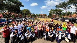 Siswa baru SRMP 29 Pamekasan berfoto bersama Kepala Dinsos Pamekasan Herman Hidayat Santoso dan Kepala SRMP 29 Pamekasan Aisyah Minarni Mukti sebelum berangkat ke SR Terintegrasi 1 Sampang (ISTIMEWA).  