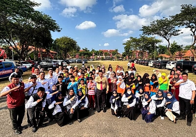 Siswa baru SRMP 29 Pamekasan berfoto bersama Kepala Dinsos Pamekasan Herman Hidayat Santoso dan Kepala SRMP 29 Pamekasan Aisyah Minarni Mukti sebelum berangkat ke SR Terintegrasi 1 Sampang (ISTIMEWA).  