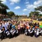 Siswa baru SRMP 29 Pamekasan berfoto bersama Kepala Dinsos Pamekasan Herman Hidayat Santoso dan Kepala SRMP 29 Pamekasan Aisyah Minarni Mukti sebelum berangkat ke SR Terintegrasi 1 Sampang (ISTIMEWA).  