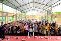 Kabid Pembinaan SD, Disdikbud Pamekasan Dr. Ridwan bersama para guru se Kecamatan Pademawu saat penutupan Program Digischool Klik Madura. (KLIK MADURA) 