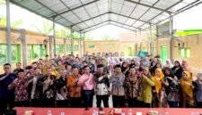 Kabid Pembinaan SD, Disdikbud Pamekasan Dr. Ridwan bersama para guru se Kecamatan Pademawu saat penutupan Program Digischool Klik Madura. (KLIK MADURA)
