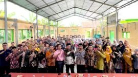 Kabid Pembinaan SD, Disdikbud Pamekasan Dr. Ridwan bersama para guru se Kecamatan Pademawu saat penutupan Program Digischool Klik Madura. (KLIK MADURA) 