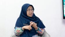 Apoteker Puskesmas Galis Pamekasan, Khairunnisa Asfarina saat siniar di Studio Klik Madura. (KLIKMADURA)