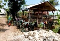 Sejumlah aparat TNI melakukan aksi bersih-bersih di Desa Panyepen, Sampang. (KLIKMADURA)