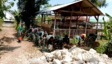 Sejumlah aparat TNI melakukan aksi bersih-bersih di Desa Panyepen, Sampang. (KLIKMADURA)