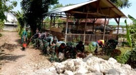 Sejumlah aparat TNI melakukan aksi bersih-bersih di Desa Panyepen, Sampang. (KLIKMADURA)