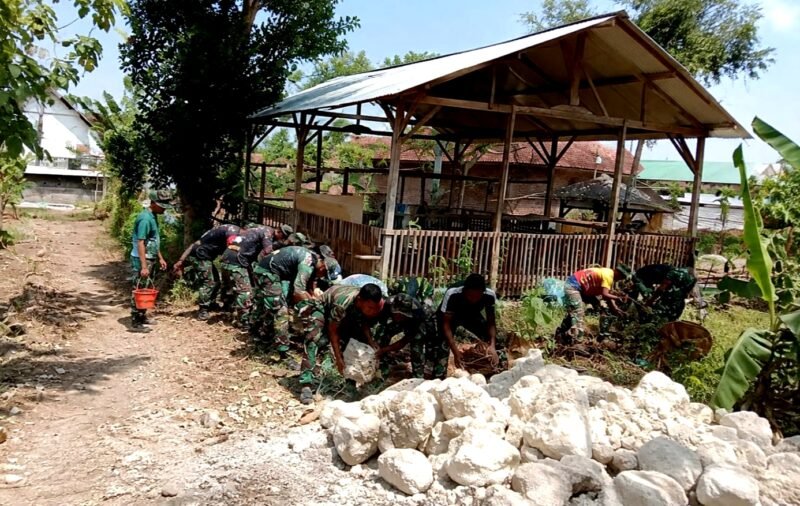 Sejumlah aparat TNI melakukan aksi bersih-bersih di Desa Panyepen, Sampang. (KLIKMADURA)