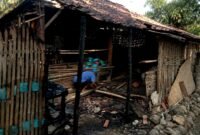 Kondisi rumah milik pasutri asal Sampang setelah dilalap si jago merah. (ALI MUCHTAR / KLIKMADURA)