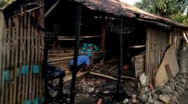 Kondisi rumah milik pasutri asal Sampang setelah dilalap si jago merah. (ALI MUCHTAR / KLIKMADURA)