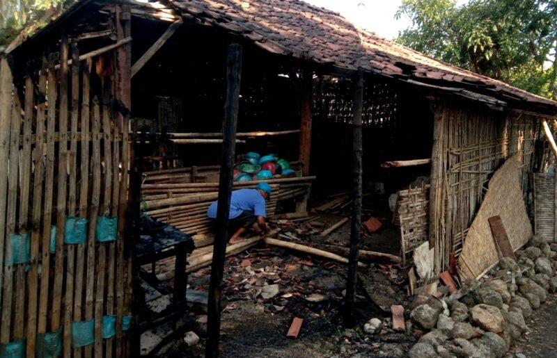 Kondisi rumah milik pasutri asal Sampang setelah dilalap si jago merah. (ALI MUCHTAR / KLIKMADURA)