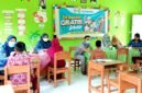 Suasana pengobatan gratis di Siswa SDN Panggung 1 Sampang. (ALI MUCHTAR / KLIKMADURA)