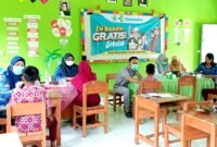 Suasana pengobatan gratis di Siswa SDN Panggung 1 Sampang. (ALI MUCHTAR / KLIKMADURA)