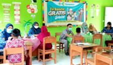 Suasana pengobatan gratis di Siswa SDN Panggung 1 Sampang. (ALI MUCHTAR / KLIKMADURA)