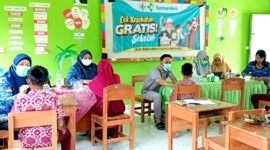 Suasana pengobatan gratis di Siswa SDN Panggung 1 Sampang. (ALI MUCHTAR / KLIKMADURA)