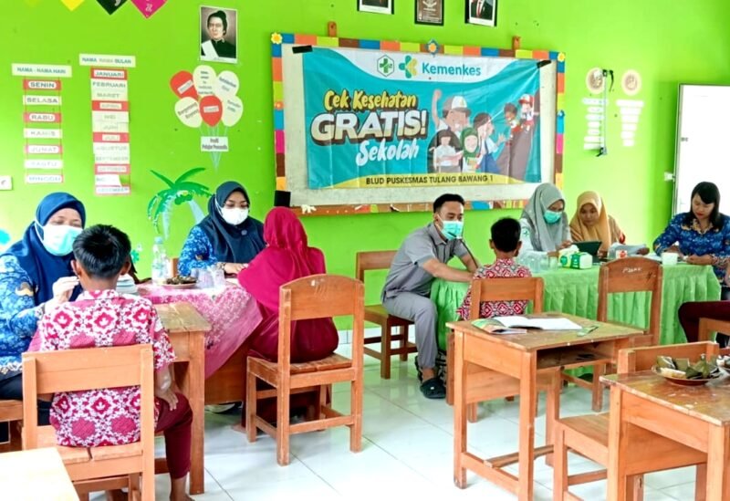 Suasana pengobatan gratis di Siswa SDN Panggung 1 Sampang. (ALI MUCHTAR / KLIKMADURA)