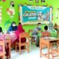 Suasana pengobatan gratis di Siswa SDN Panggung 1 Sampang. (ALI MUCHTAR / KLIKMADURA)