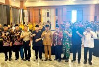 Bupati Pamekasan Dr. KH. Kholilurrahman foto bersama pengurus YJI usai pelantikan di Ballroom Hotel Odaita. (SUCI PUTRI CAHYANINGRUM / KLIKMADURA)