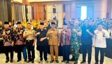 Bupati Pamekasan Dr. KH. Kholilurrahman foto bersama pengurus YJI usai pelantikan di Ballroom Hotel Odaita. (SUCI PUTRI CAHYANINGRUM / KLIKMADURA)