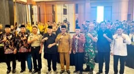 Bupati Pamekasan Dr. KH. Kholilurrahman foto bersama pengurus YJI usai pelantikan di Ballroom Hotel Odaita. (SUCI PUTRI CAHYANINGRUM / KLIKMADURA)