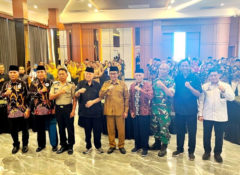 Bupati Pamekasan Dr. KH. Kholilurrahman foto bersama pengurus YJI usai pelantikan di Ballroom Hotel Odaita. (SUCI PUTRI CAHYANINGRUM / KLIKMADURA)