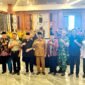 Bupati Pamekasan Dr. KH. Kholilurrahman foto bersama pengurus YJI usai pelantikan di Ballroom Hotel Odaita. (SUCI PUTRI CAHYANINGRUM / KLIKMADURA)