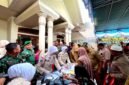 Ratusan warga antusias mengikuti Skrining hingga operasi gratis dalam program karya bakti TNI AD yang digelar Kodim 0826/Pamekasan. (LAILIYATUN NURIYAH / KLIKMADURA)