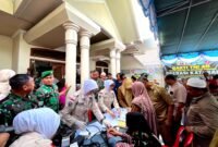 Ratusan warga antusias mengikuti Skrining hingga operasi gratis dalam program karya bakti TNI AD yang digelar Kodim 0826/Pamekasan. (LAILIYATUN NURIYAH / KLIKMADURA)