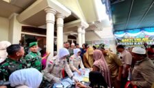 Ratusan warga antusias mengikuti Skrining hingga operasi gratis dalam program karya bakti TNI AD yang digelar Kodim 0826/Pamekasan. (LAILIYATUN NURIYAH / KLIKMADURA)