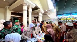 Ratusan warga antusias mengikuti Skrining hingga operasi gratis dalam program karya bakti TNI AD yang digelar Kodim 0826/Pamekasan. (LAILIYATUN NURIYAH / KLIKMADURA)