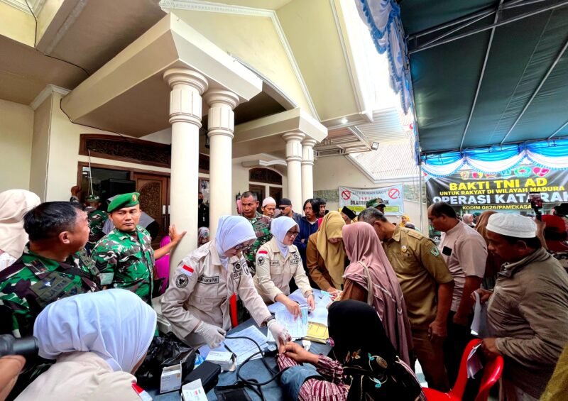 Ratusan warga antusias mengikuti Skrining hingga operasi gratis dalam program karya bakti TNI AD yang digelar Kodim 0826/Pamekasan. (LAILIYATUN NURIYAH / KLIKMADURA)