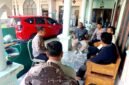 Aparat kepolisian saat turun ke Desa Banjar Talela, Kecamatan Camplong, Kabupaten Sampang menindaklanjuti adanya dugaan tambang pasir pantai. (ALI MUCHTAR / KLIKMADURA)