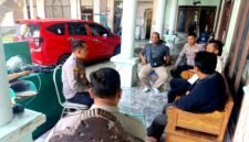 Aparat kepolisian saat turun ke Desa Banjar Talela, Kecamatan Camplong, Kabupaten Sampang menindaklanjuti adanya dugaan tambang pasir pantai. (ALI MUCHTAR / KLIKMADURA)