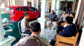 Aparat kepolisian saat turun ke Desa Banjar Talela, Kecamatan Camplong, Kabupaten Sampang menindaklanjuti adanya dugaan tambang pasir pantai. (ALI MUCHTAR / KLIKMADURA)