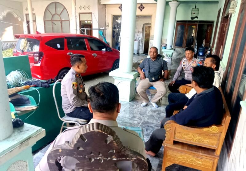 Aparat kepolisian saat turun ke Desa Banjar Talela, Kecamatan Camplong, Kabupaten Sampang menindaklanjuti adanya dugaan tambang pasir pantai. (ALI MUCHTAR / KLIKMADURA)