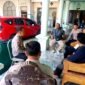 Aparat kepolisian saat turun ke Desa Banjar Talela, Kecamatan Camplong, Kabupaten Sampang menindaklanjuti adanya dugaan tambang pasir pantai. (ALI MUCHTAR / KLIKMADURA)