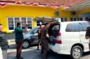Penyidik Kejaksaan Negeri (Kejari) Pamekasan saat membawa sejumlah berkas dari Kantor Dinas PUPR Pamekasan. (MOH. IQBALUL KHAVEI MZ / KLIKMADURA)