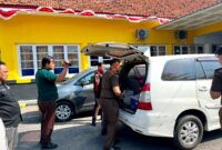 Penyidik Kejaksaan Negeri (Kejari) Pamekasan saat membawa sejumlah berkas dari Kantor Dinas PUPR Pamekasan. (MOH. IQBALUL KHAVEI MZ / KLIKMADURA)