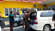 Penyidik Kejaksaan Negeri (Kejari) Pamekasan saat membawa sejumlah berkas dari Kantor Dinas PUPR Pamekasan. (MOH. IQBALUL KHAVEI MZ / KLIKMADURA)