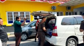Penyidik Kejaksaan Negeri (Kejari) Pamekasan saat membawa sejumlah berkas dari Kantor Dinas PUPR Pamekasan. (MOH. IQBALUL KHAVEI MZ / KLIKMADURA)