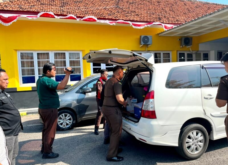 Penyidik Kejaksaan Negeri (Kejari) Pamekasan saat membawa sejumlah berkas dari Kantor Dinas PUPR Pamekasan. (MOH. IQBALUL KHAVEI MZ / KLIKMADURA)