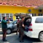 Penyidik Kejaksaan Negeri (Kejari) Pamekasan saat membawa sejumlah berkas dari Kantor Dinas PUPR Pamekasan. (MOH. IQBALUL KHAVEI MZ / KLIKMADURA)