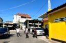Tim penyidik kejari Pamekasan usai geledah kantor dinas PUPR Pamekasan. (MOH. IQBALUL KHAVEI MZ / KLIKMADURA)