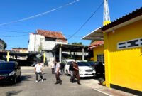 Tim penyidik kejari Pamekasan usai geledah kantor dinas PUPR Pamekasan. (MOH. IQBALUL KHAVEI MZ / KLIKMADURA)