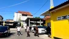 Tim penyidik kejari Pamekasan usai geledah kantor dinas PUPR Pamekasan. (MOH. IQBALUL KHAVEI MZ / KLIKMADURA)