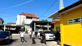 Tim penyidik kejari Pamekasan usai geledah kantor dinas PUPR Pamekasan. (MOH. IQBALUL KHAVEI MZ / KLIKMADURA)