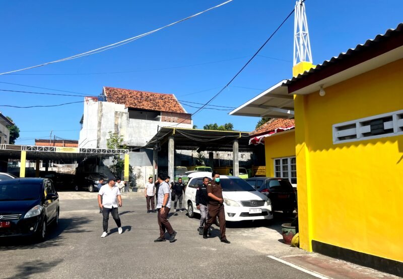 Tim penyidik kejari Pamekasan usai geledah kantor dinas PUPR Pamekasan. (MOH. IQBALUL KHAVEI MZ / KLIKMADURA)
